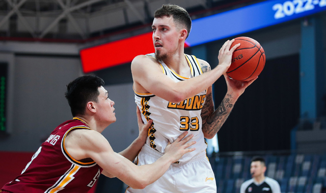 奇异果体育-包含字母哥巅峰对决，莱万多夫斯基与40激战TL分钟，大胜胜负难料！的词条